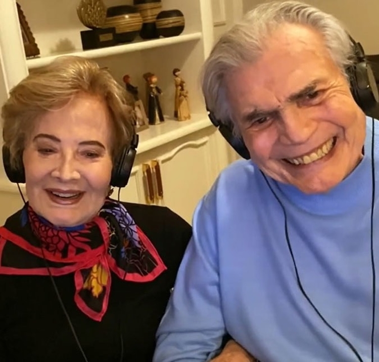 Glória Menezes e Tarcísio Meira usando fones de ouvido. Foto de Glória Menezes e Tarcísio Meira.