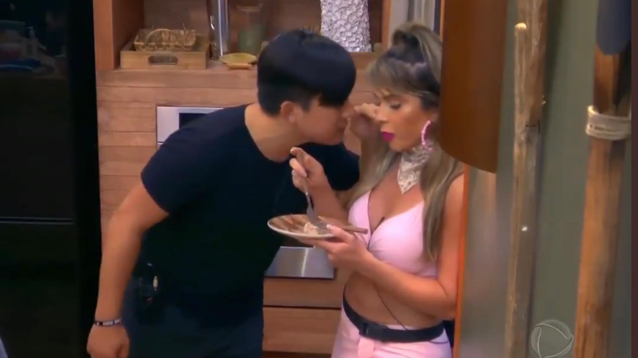 Pyong Lee "entra" na cabeça de Nadja Pessoa, após empresaria brigar com Thomaz Costa. Fonte: Reprodução/ Record TV Pyong Lee "entra" na cabeça de Nadja Pessoa, após empresaria brigar com Thomaz Costa. Fonte: Reprodução/ Record TV