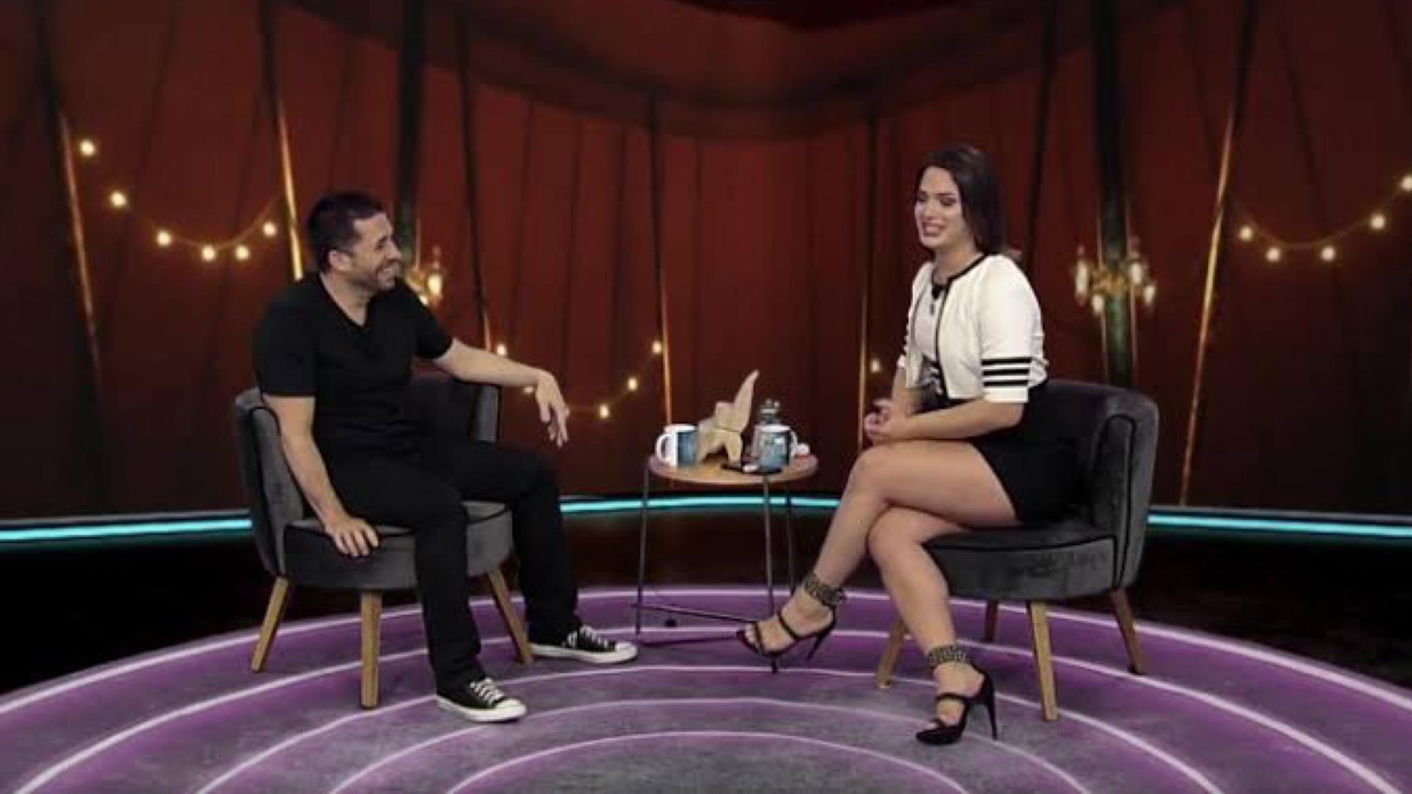 Maurício Meirelles pergunta sobre partes íntimas de Juliana Paes à Glamour Garcia no "Foi Mau" da RedeTV!. Fonte: Reprodução