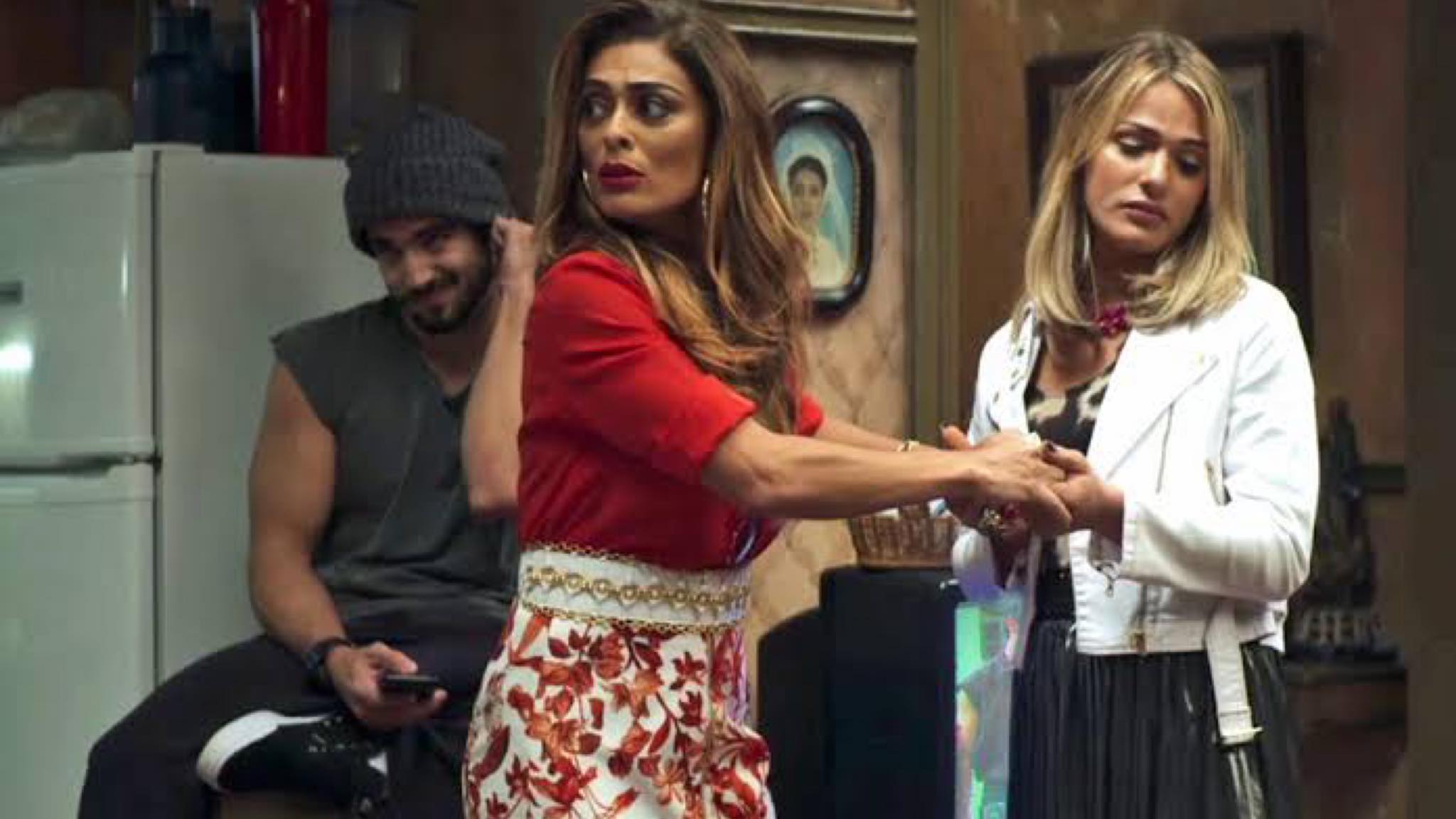 Juliana Paes com Glamour Garcia e Caio Castro em cena na Dona do Pedaço da Globo, em 2019. Fonte: Reprodução