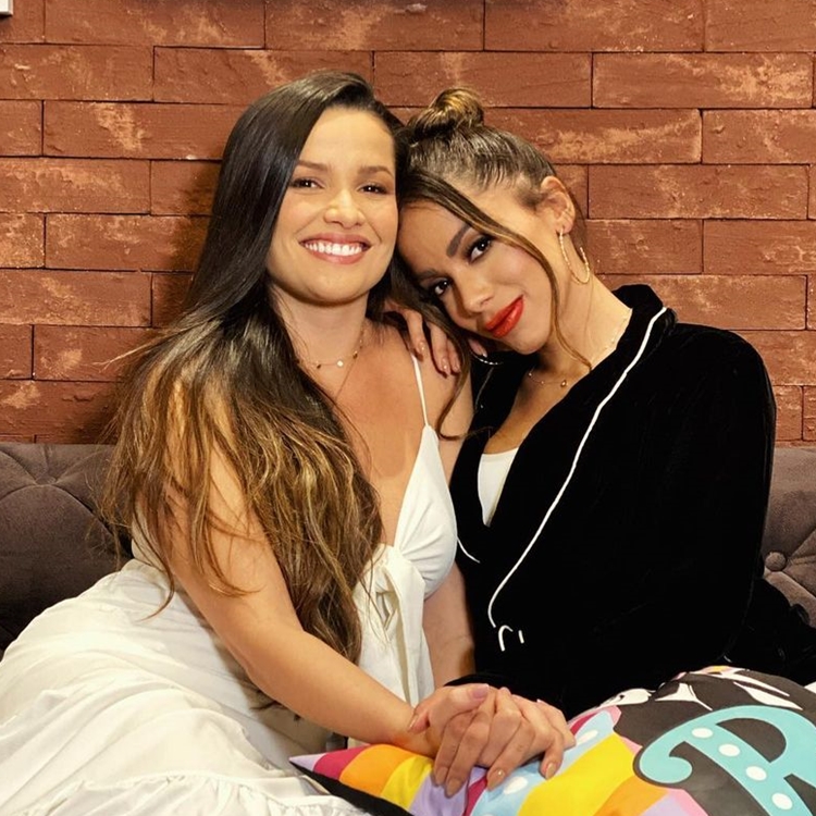 Anitta em legenda de foto com Juliette: "Já virou da família". Foto de Juliette e Anitta.