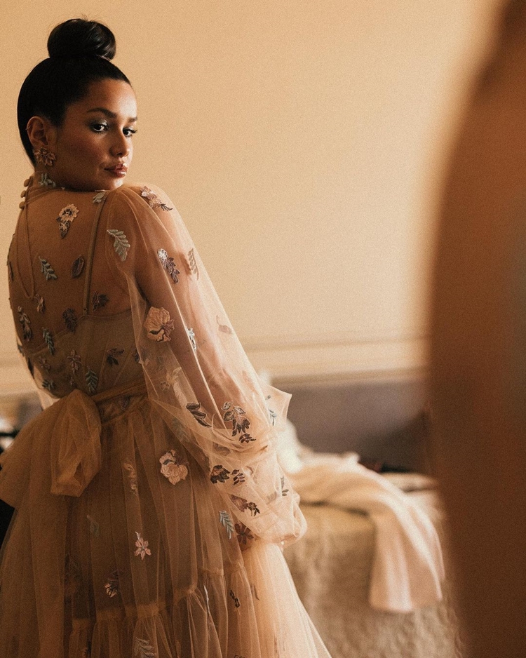 Juliette mostra laço de vestido em estilo cottagecore. Foto de Juliette com o vestido.
