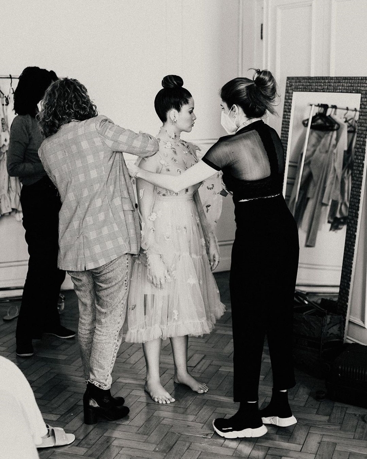 Juliette é arrumada por estilistas de moda. Foto de Juliette sendo arrumada.