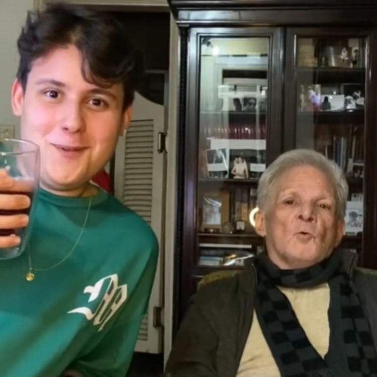 Lucas Mariano e o avô fazem vídeo com trend "Eu Nunca" para o TikTok. Foto de Lucas Mariano e o avô.