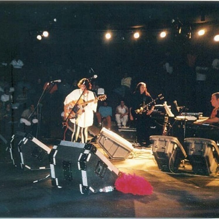 Foto de show da banda Eletro Fluminas, de 2001.