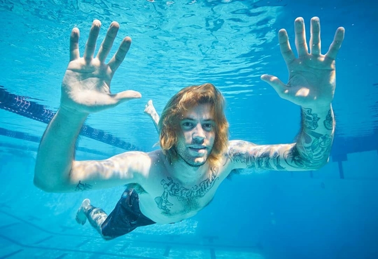 Spencer Elden recria foto da capa do álbum "Nivermind". Foto recriada em 2016.
