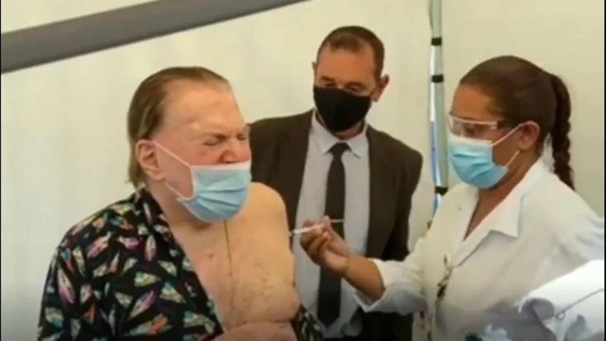 Silvio Santos, aos 90 anos já recebeu as duas doses de vacina contra Covid-19. Fonte: Reprodução