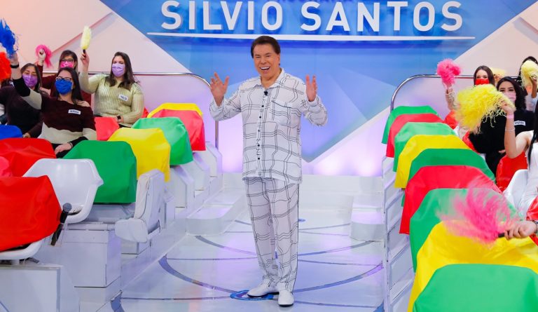 Foto de Silvio Santos de pijama.