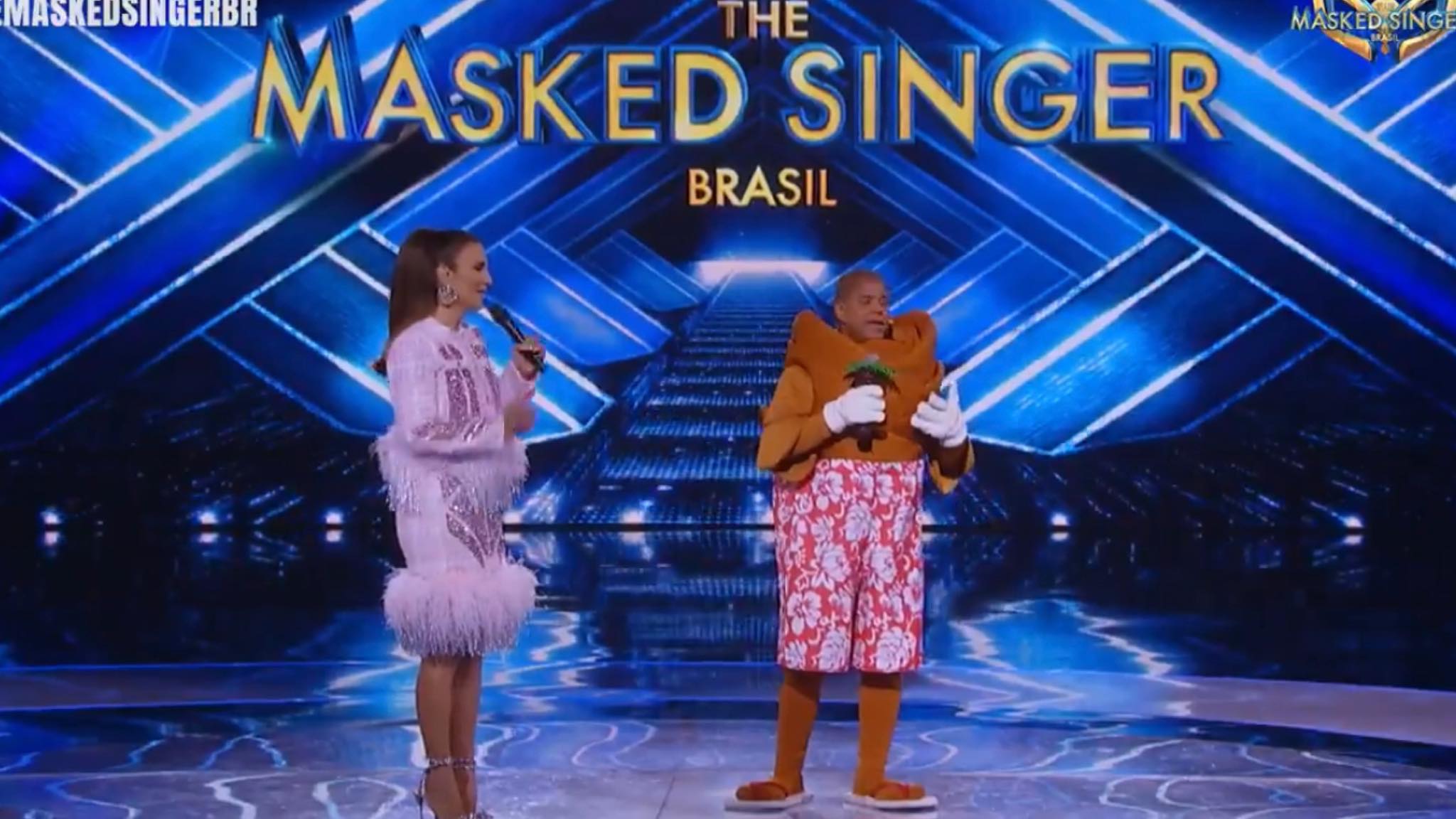 Ivete Sangalo conversa com o Coqueiro, Marcelinho Carioca, no The Masked Singer Brasil. Fonte: Reprodução