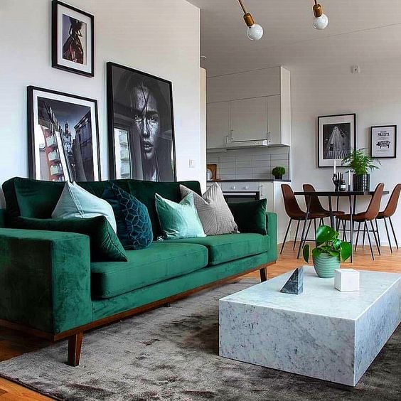 Sala com sofá verde.