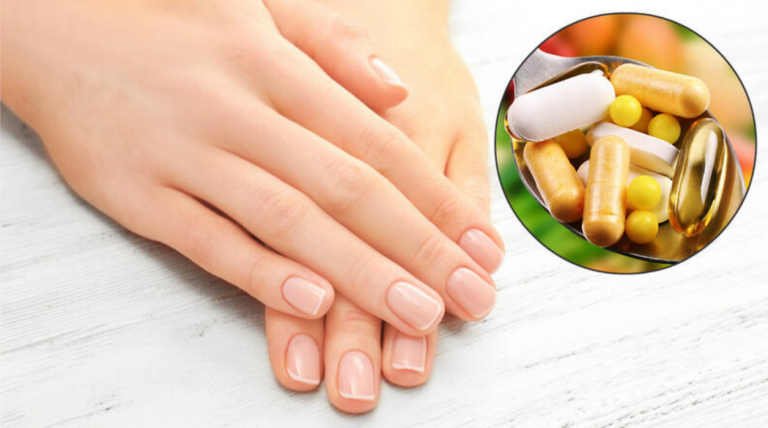 Mãos sobrepostas em cima de superfície branca, ao lado de vitaminas para unhas. Fonte: Montagem Canva