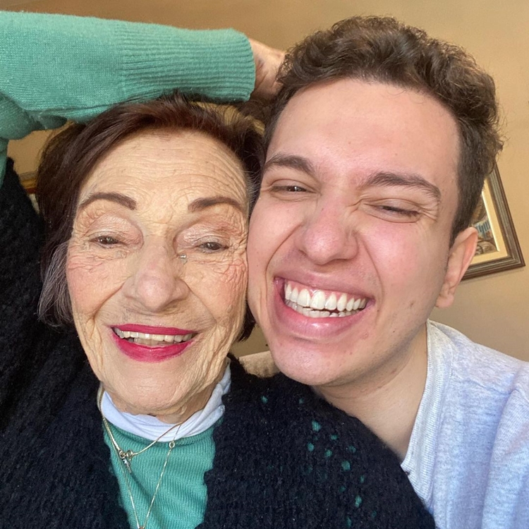 Vovó do TikTok: vovó Carminha e Leonardo, seu neto. Foto da vovó Carminha e de Leonardo.