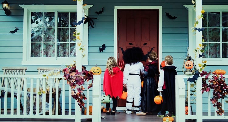 Foto de crianças usando fantasias de Halloween, calendário de outubro