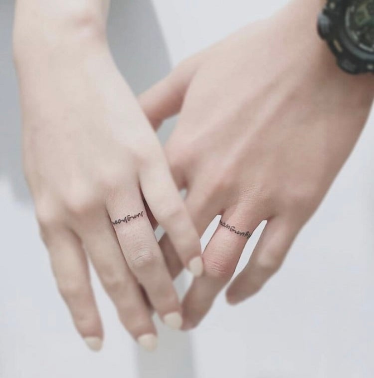 Tatuagem de casal no dedo anelar