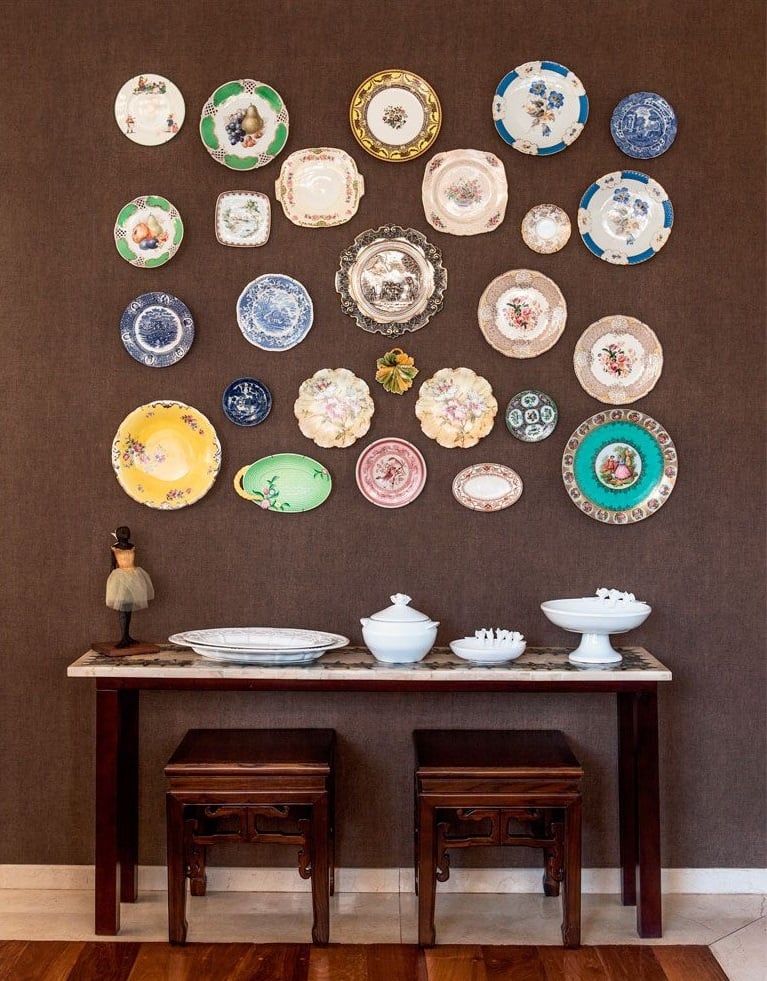 Foto de parede marrom com pratos de parede