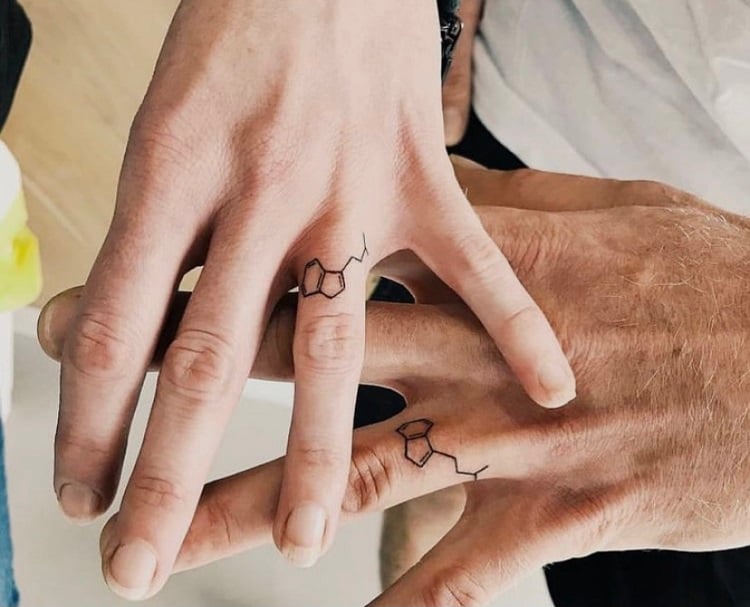 Tatuagem de casal com ligações químicas