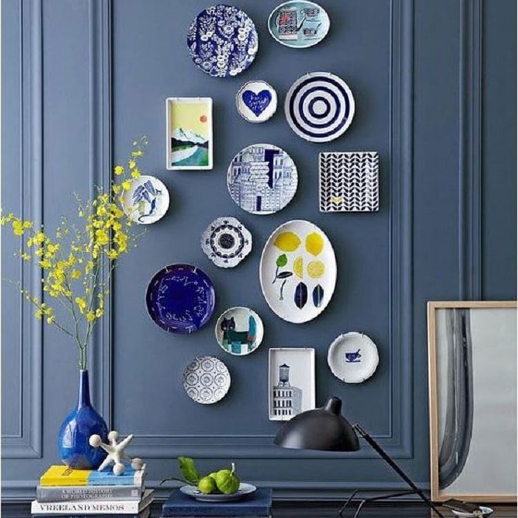 Foto de parede azul com pratos de louça