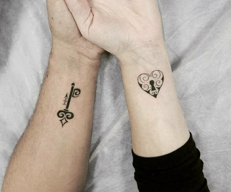 tatuagem de casal chave e coração