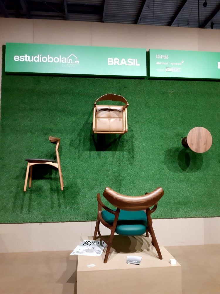 Cadeiras em madeira do estudio Bola presentes no Salão de Móveis de Milão 2021.
