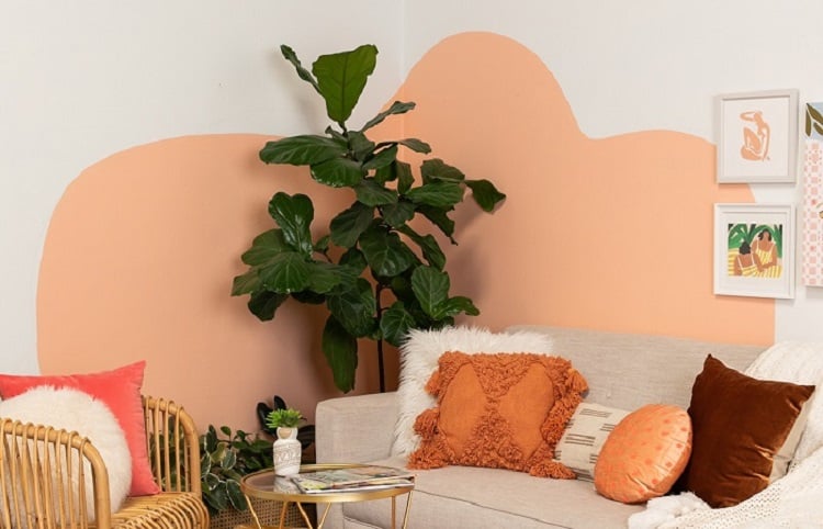 Sala de estar com parede decorada com pintura abstrata