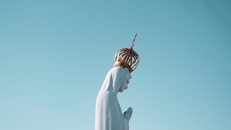 Estátua de Nossa Senhora em céu azul