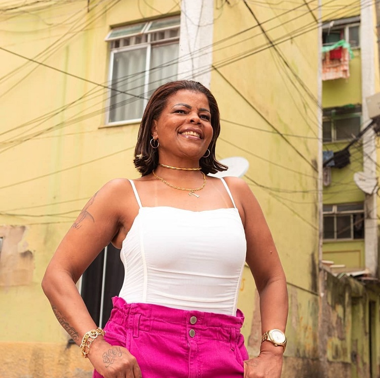 foto de Tati Quebra Barraco na favela Cidade de Deus