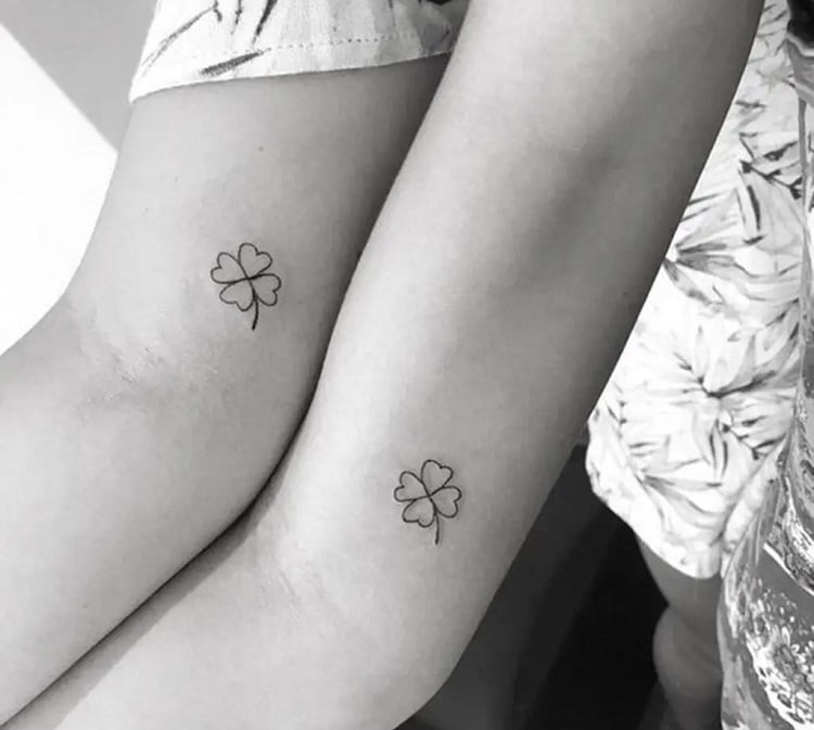 Tattoo com trevo de quatro folhas