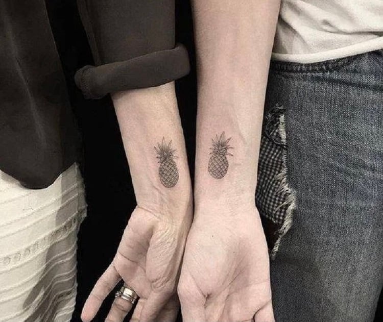 Tatuagem de casal com abacaxi