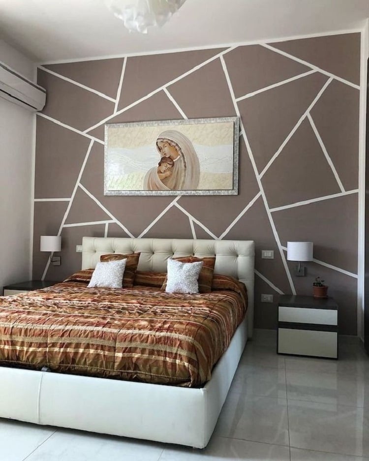 Foto de quarto de casal com parede geométrica