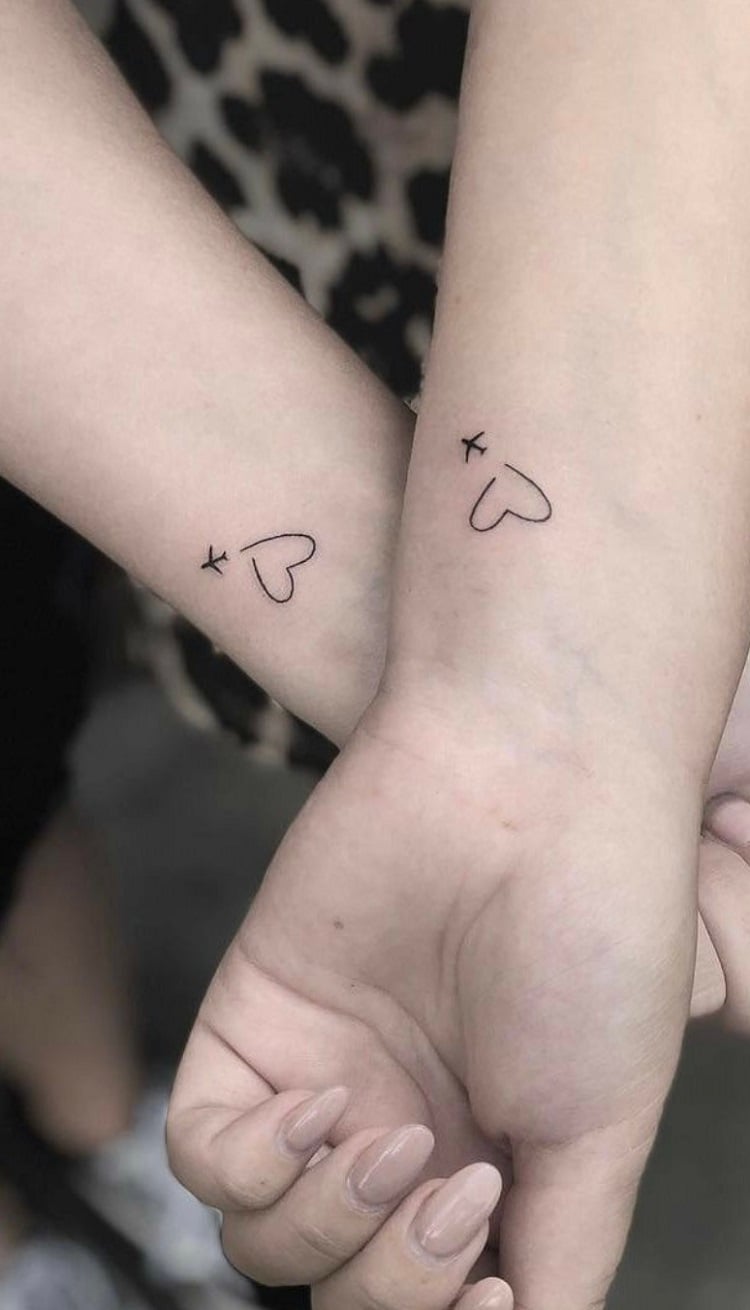 Tatuagem minimalista em casal