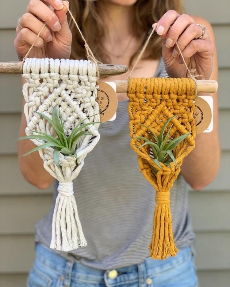 Foto de dois suportes para vaso de planta em artesanato com barbante