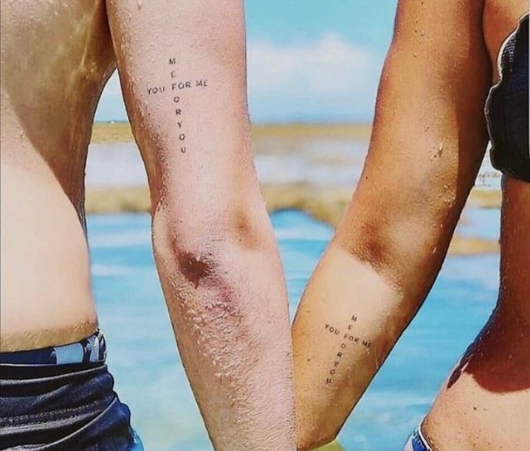 tattoo de casal combinando na praia