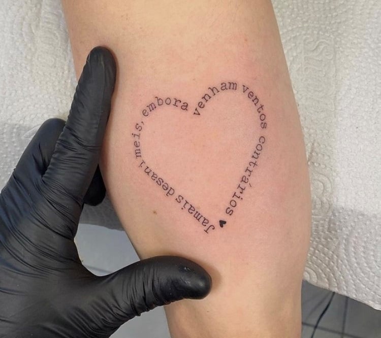 Tatuagem feminina com frase e coração