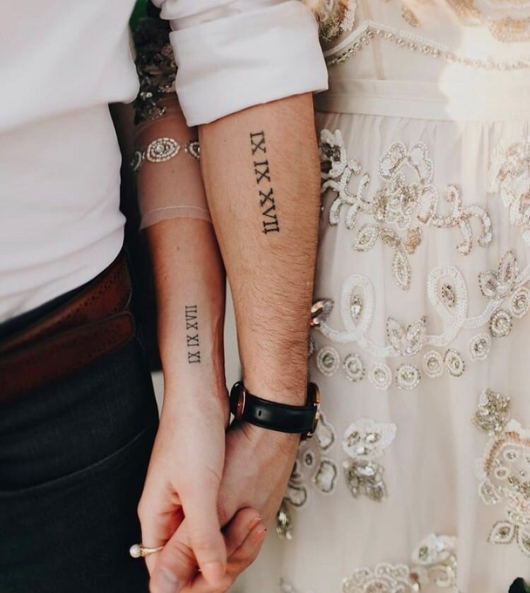 Tatuagem de casal com data