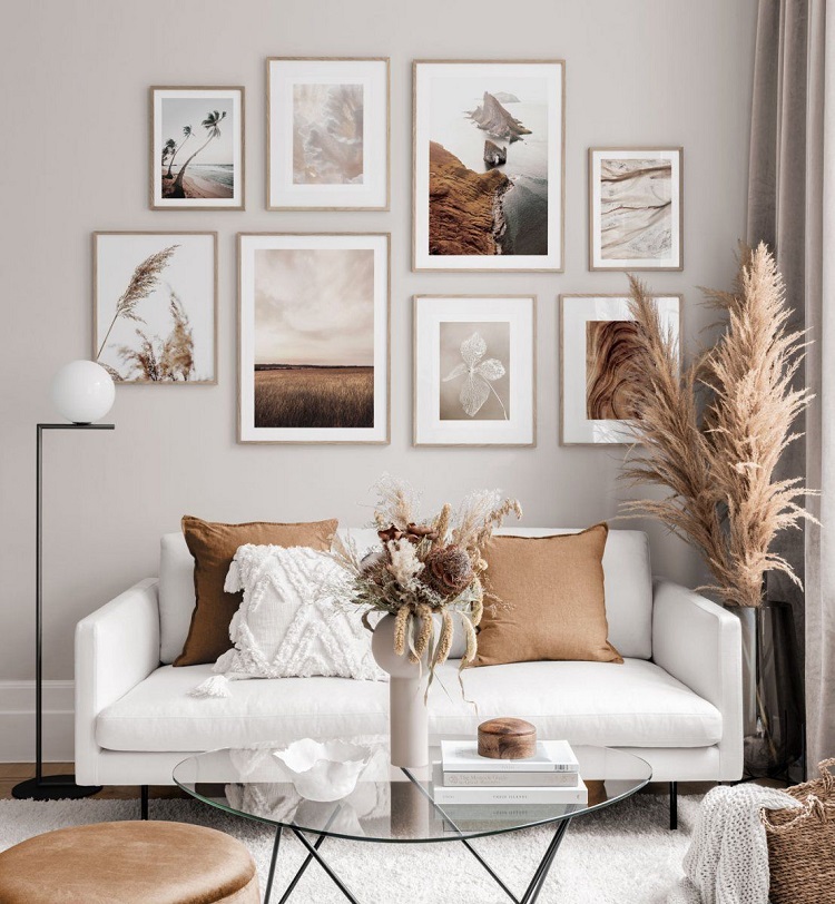 Foto de sala de estar com composição de quadros