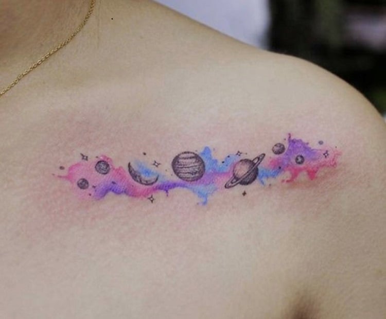 Tattoo colorida com planetas