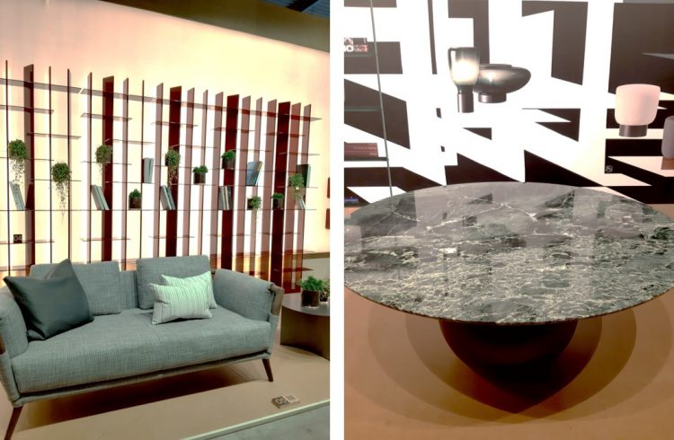 ambiente do salão de móveis de Milão com estante e nichos geométricos, sofá em estofado verde e mesa com tampo de pedra verde