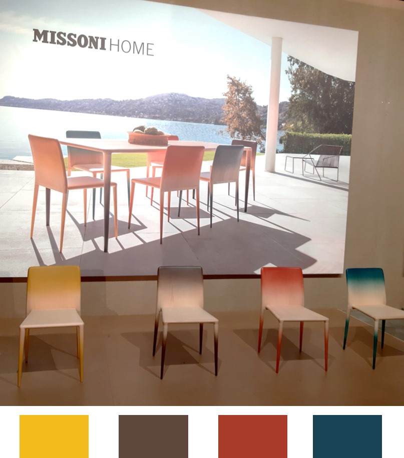 Espaço da Missoni home na Feira de móveis de Milão com cadeiras coloridas para ambiente externo.