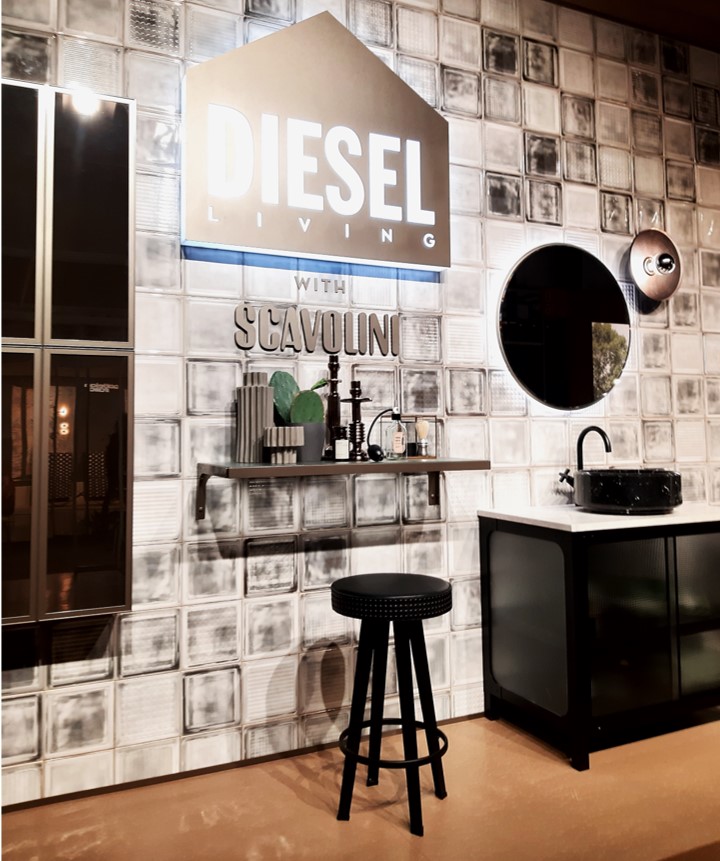 Ambiente da marca de moda Diesel em parceria com a Scavolini para o salão de móveis de Milão com estilo industrial , banqueta, prateleira e gabinete em ferro.