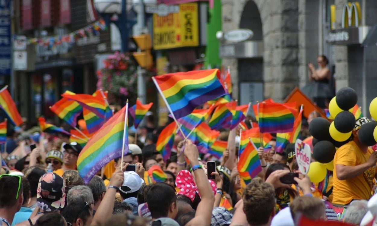 Imagem de uma Parada LGBTQIA+.