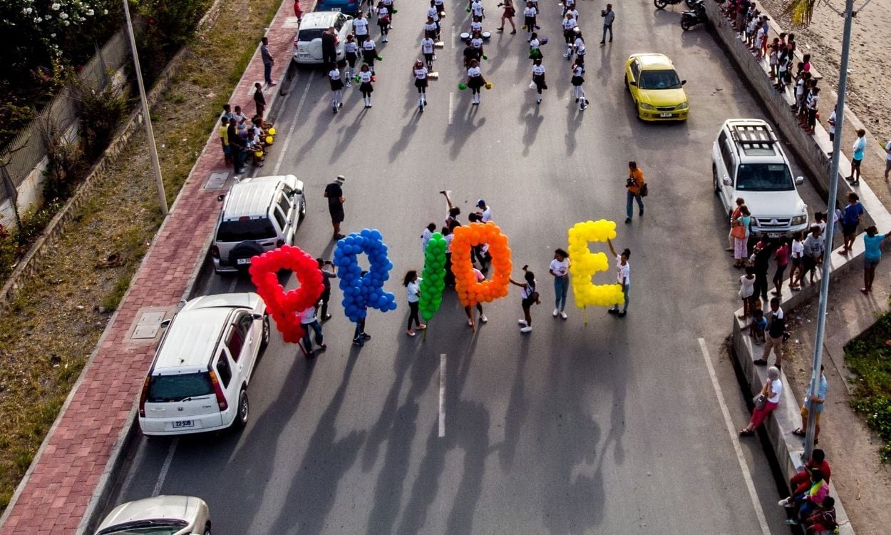 Imagem de um grupo de jovens em uma manifestação LGBTQIA+.