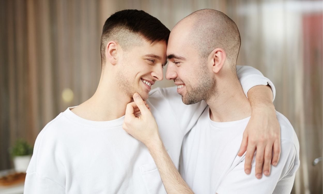 Imagem de um casal homossexual.