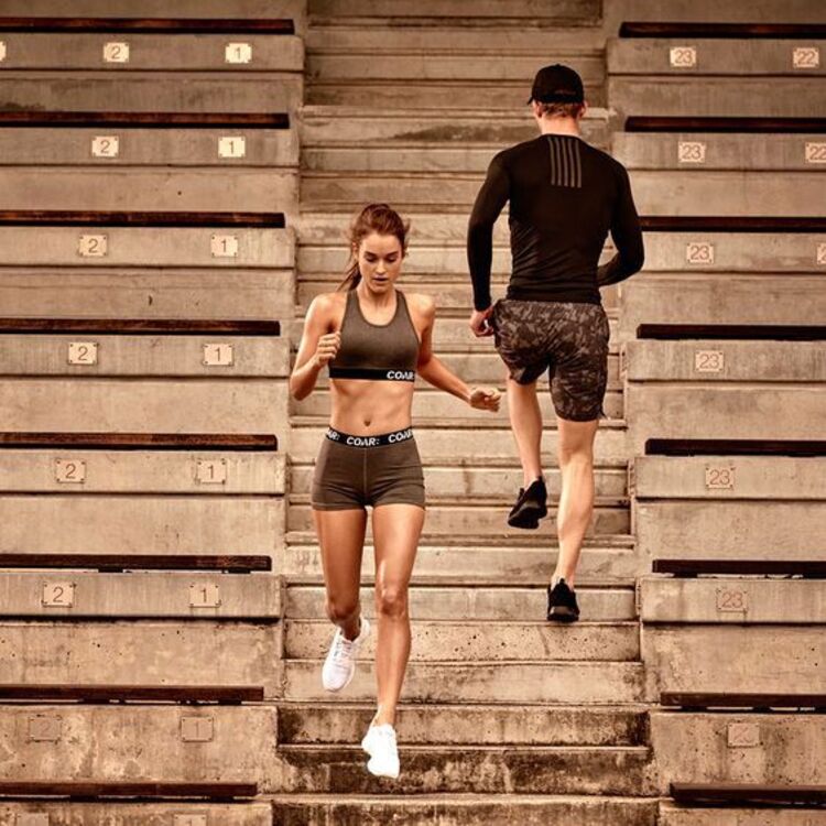 Homem e mulher subindo e descendo escadas.