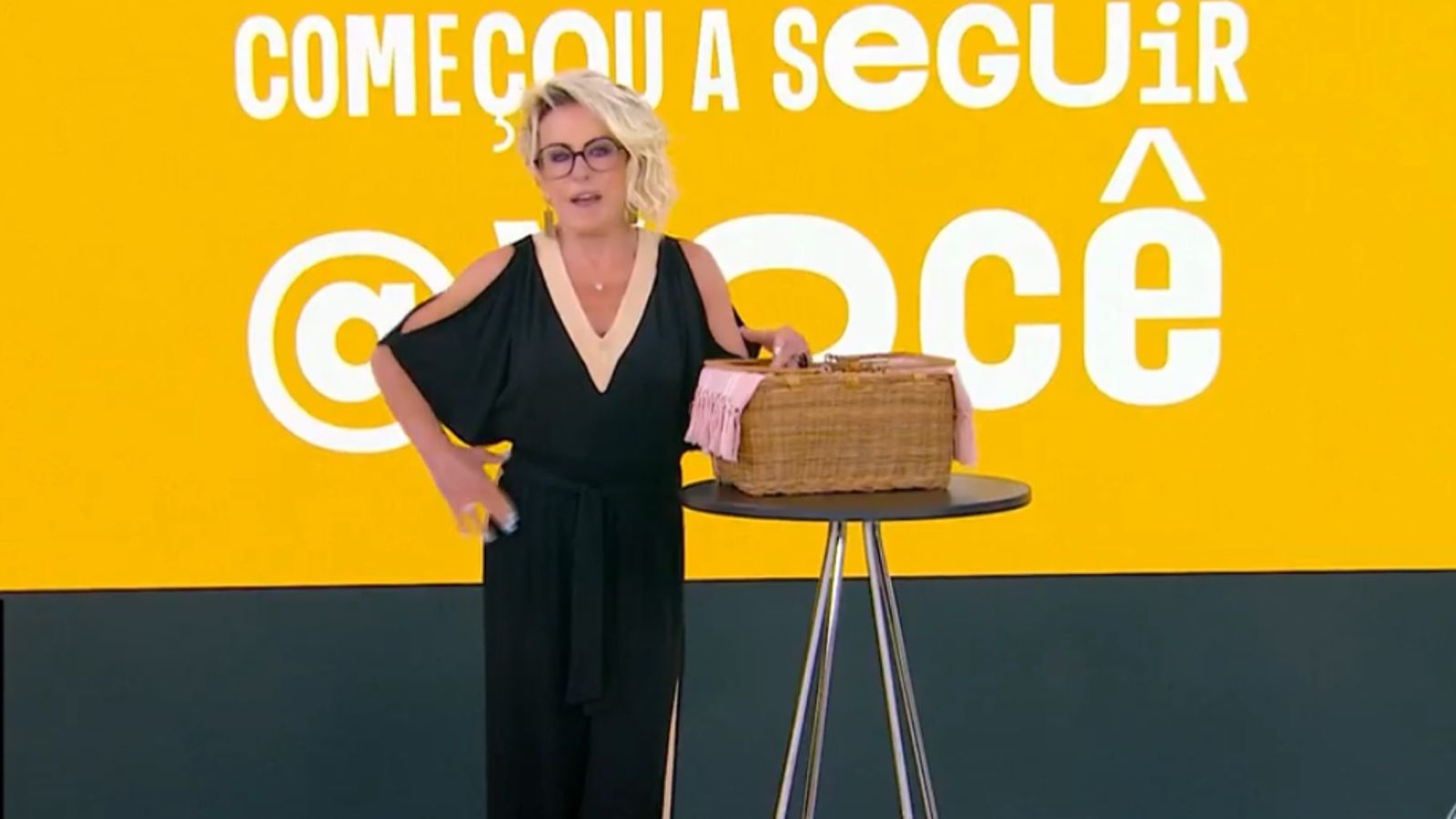 Ana Maria Braga agradece o presente de Catia Fonseca no Mais Você. Fonte: Reprodução/Globo