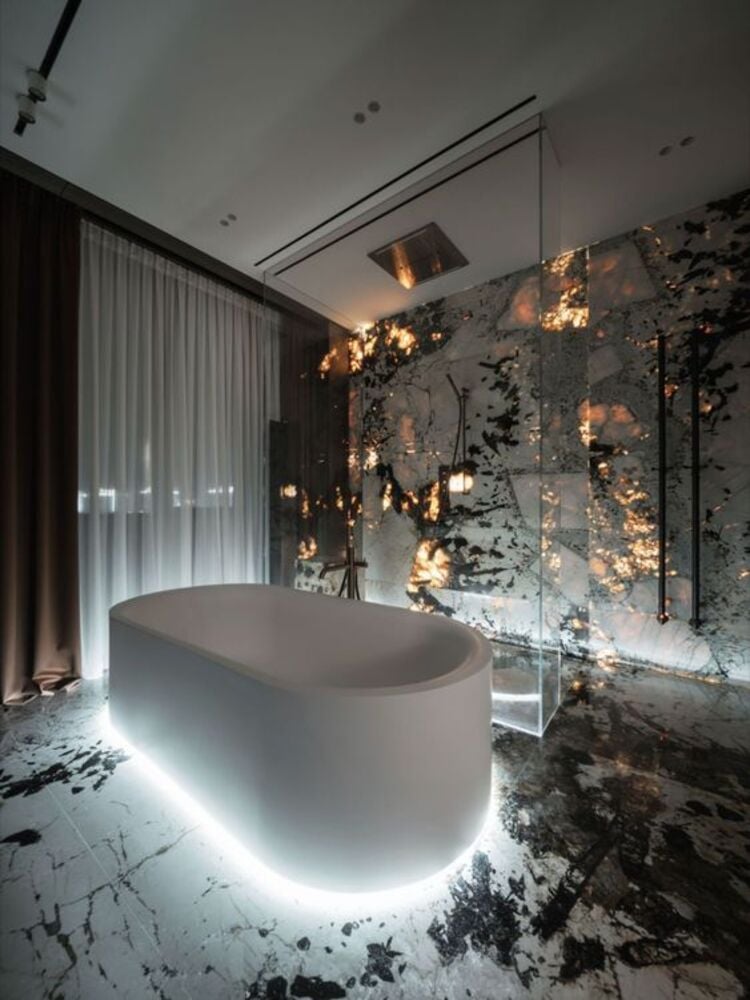 Banheiro de luxo com iluminação diferente.