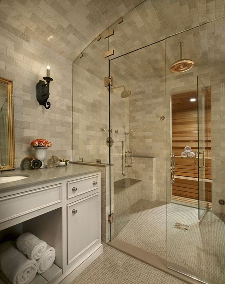 Banheiro com sauna.