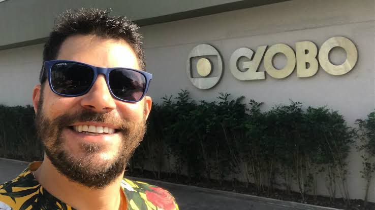 Evaristo na frente da sede da Globo Evaristo Costa, CNN