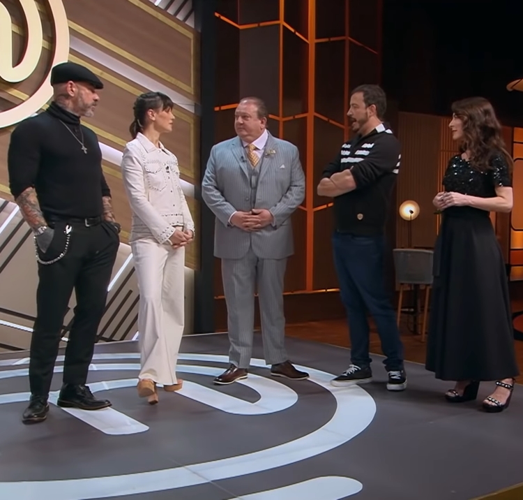 Momento em que Ana Paula Padrão fala sobre carne de bode no MasterChef Brasil. Foto de Henrique Fogaça, Helena Rizzo, Erick Jacquin, Rafael Cortez e Ana Paula Padrão.