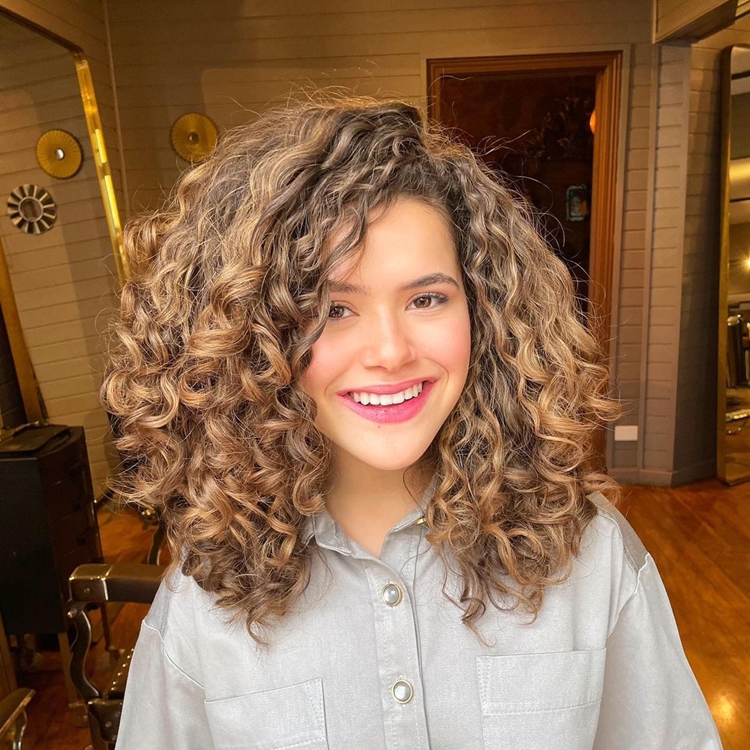 Foto de Maisa Silva sorrindo com novo visual morena iluminada Foto de Maisa Silva