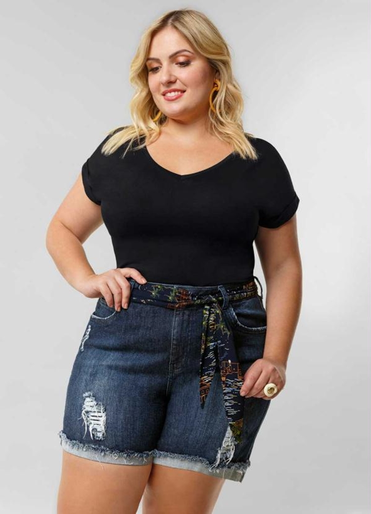 Shorts jeans moda primavera - tendência 2021/2022. Foto de mulher com shorts jeans.